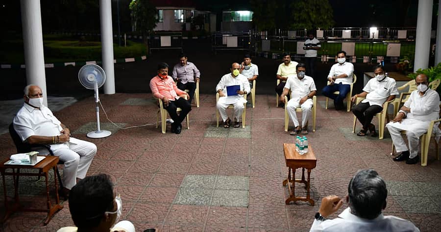 ಮುಖ್ಯಮಂತ್ರಿ ಬಿ.ಎಸ್. ಯಡಿಯೂರಪ್ಪ ಅವರ ಮನೆಯಲ್ಲಿ ನಡೆದ ಸಭೆಯಲ್ಲಿ ಪಾಲ್ಗೊಂಡಿದ್ದ ಸಚಿವರು ಮತ್ತು ಶಾಸಕರು.