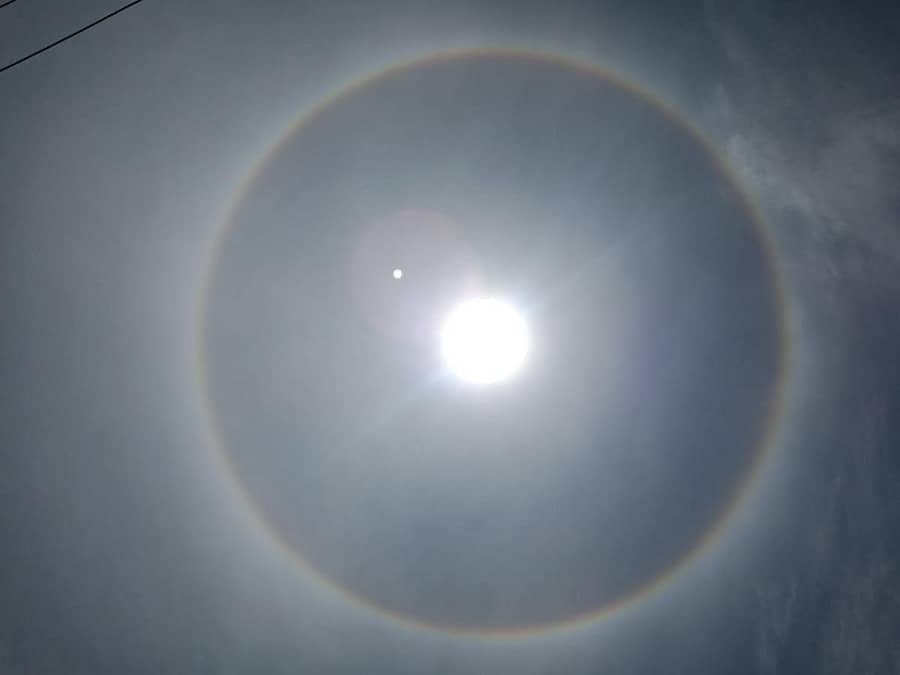 ಮೈಸೂರಿನಲ್ಲಿ ಶನಿವಾರ ಮಧ್ಯಾಹ್ನ ಕೆಲ ನಿಮಿಷಗಳ ಕಾಲ ಸೂರ್ಯನ ಸುತ್ತ ಕಾಣಿಸಿಕೊಂಡ ಉಂಗುರದ ರಚನೆ ಹೀಗಿತ್ತು