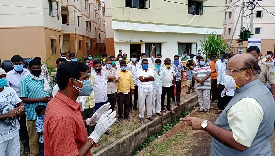 ಕಲಬುರ್ಗಿ ಸಮೀಪದ ನಾಗನಹಳ್ಳಿಯ ಕೋವಿಡ್ ಕೇರ್‌ ಸೆಂಟರ್‌ಗೆ ಶನಿವಾರ ಭೇಟಿ ನೀಡಿದ ಸಂಸದ ಡಾ.ಉಮೇಶ ಜಾಧವ ಅವರು ಸೋಂಕಿತರ ಸಮಸ್ಯೆ ನಿವಾರಿಸುವಂತೆ ಅಧಿಕಾರಿಗಳಿಗೆ ಸೂಚಿಸಿದರು