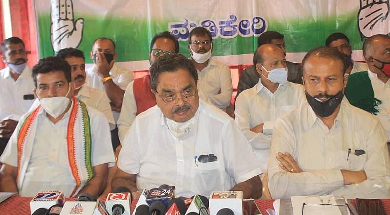 ಮಾಜಿ ಸಚಿವ ರಮಾನಾಥ ರೈ ಮತ್ತು ಮಾಜಿ ಸಂಸದ ಧ್ರುವನಾರಾಯಣ್ ಸೇರಿ ಇತರರು ಸುದ್ದಿಗೋಷ್ಠಿಯಲ್ಲಿ ಮಾತನಾಡಿದರು.