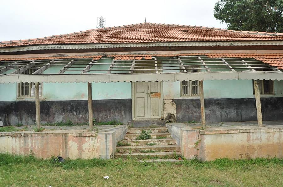 ಶಾಲೆಯ ಹೆಂಚುಗಳು ಹಾರಿ ಹೋಗಿರುವುದು