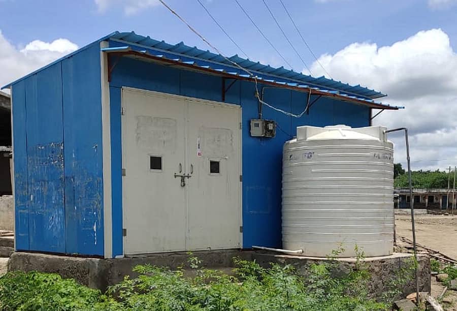 ಆಲೂರ ಗ್ರಾಮದಲ್ಲಿರುವ ಶುದ್ಧ ಕುಡಿಯುವ ನೀರಿನ ಘಟಕಕ್ಕೆ ಬೀಗ ಹಾಕಿರುವುದು