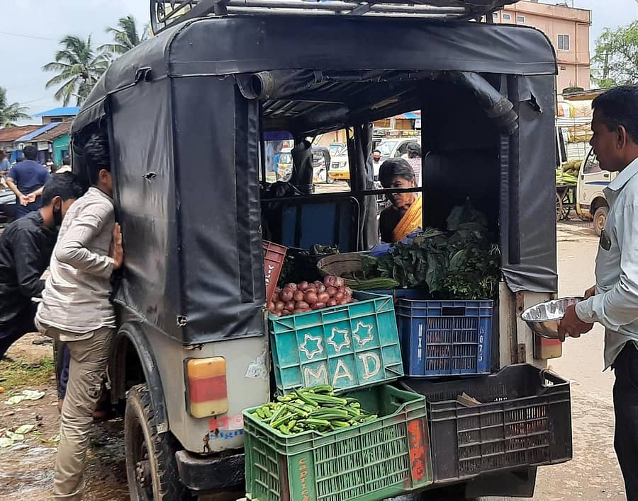 ಮುಂಡಗೋಡದ ಶಿವಾಜಿ ವೃತ್ತದಲ್ಲಿ ವಾಹನವೊಂದರಲ್ಲಿ ತರಕಾರಿ ಮಾರಾಟ ಮಾಡುತ್ತಿರುವುದು