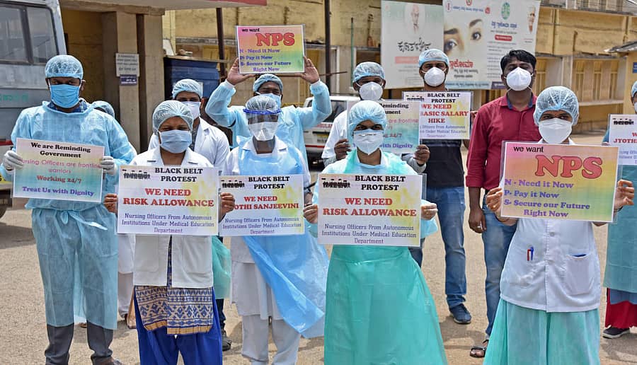 ವಿವಿಧ ಬೇಡಿಕೆಗಳನ್ನು ಈಡೇರಿಸುವಂತೆ ಒತ್ತಾಯಿಸಿ ಬೌರಿಂಗ್ ಆಸ್ಪತ್ರೆಯ ಮುಂಭಾಗ ಶುಶ್ರೂಷಕರು ಪ್ರತಿಭಟನೆ ನಡೆಸಿದರು -ಪ್ರಜಾವಾಣಿ ಚಿತ್ರ