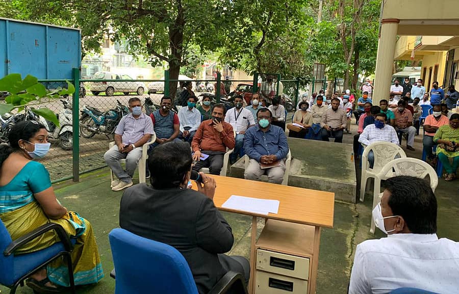 ರಾಧಾಕೃಷ್ಣ ದೇವಸ್ಥಾನ ವಾರ್ಡ್ನಲ್ಲಿ ಕೋವಿಡ್ ನಿಯಂತ್ರಣ ಸಲುವಾಗಿ ರಚಿಸಿರುವ ಬೂತ್ ಮಟ್ಟದ ಸಮಿತಿಗಳ ಸದಸ್ಯರ ಜೊತೆ ಬಿಬಿಎಂಪಿ ಆಯುಕ್ತ ಎನ್.ಮಂಜುನಾಥ ಪ್ರಸಾದ್ ಶನಿವಾರ ಸಂವಾದ ನಡೆಸಿದರು.