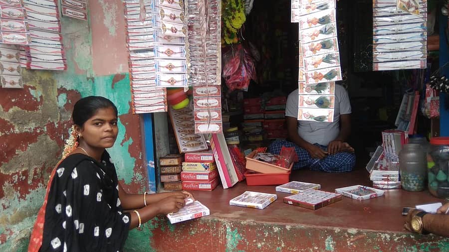 ಯರಗೋಳ ಗ್ರಾಮದ ಅಂಗಡಿಯಲ್ಲಿ ರಾಖಿ ಖರೀದಿಸಿದ ಯುವತಿ