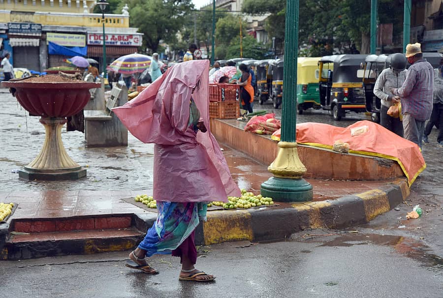 ಮೈಸೂರಿನ ಚಿಕ್ಕಗಡಿಯಾರದ ಬಳಿ ಮಳೆಯಲ್ಲಿ ಮಹಿಳೆಯೊಬ್ಬರು ಹೆಜ್ಜೆ ಹಾಕಿದ್ದು ಹೀಗೆ..