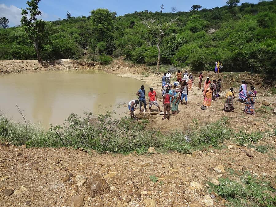 ಮಹದೇಶ್ವರ ಬೆಟ್ಟ ವ್ಯಾಪ್ತಿಯಲ್ಲಿ ಕೆರೆಯ ಅಭಿವೃದ್ಧಿಯಲ್ಲಿ ತೊಡಗಿರುವ ನರೇಗಾ ಕೂಲಿ ಕಾರ್ಮಿಕರು
