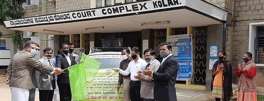 ಪ್ರಧಾನ ಜಿಲ್ಲಾ ಸತ್ರ ನ್ಯಾಯಾಧೀಶ ಎಂ.ಎಲ್.ರಘುನಾಥ್‌ ಅವರು ಮಾನವ ಕಳ್ಳ ಸಾಗಾಣಿಕೆ ಕುರಿತ ಜಾಗೃತಿ ವಾಹನಕ್ಕೆ ಕೋಲಾರದಲ್ಲಿ ಭಾನುವಾರ ಚಾಲನೆ ನೀಡಿದರು.