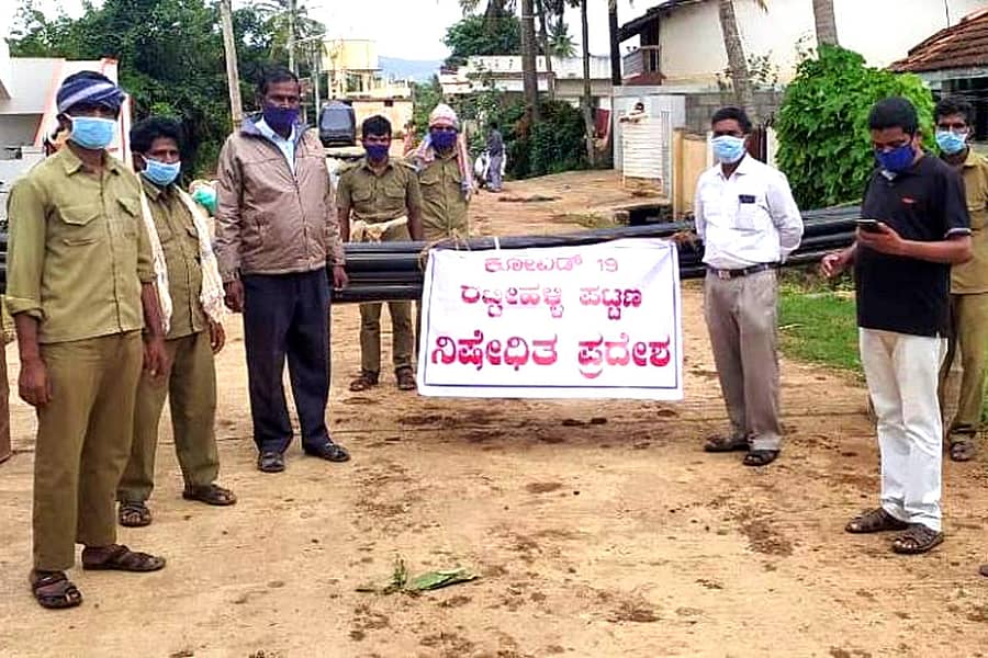 ರಟ್ಟೀಹಳ್ಳಿ ಪಟ್ಟಣದ ಬಿದರಿ ಓಣಿಯ 45 ವರ್ಷದ ಪುರುಷನಿಗೆ ಕೊರೊನಾ ಸೋಂಕು ದೃಢವಾದ ಕಾರಣ ಆ ಪ್ರದೇಶವನ್ನು ಸೀಲ್ಡೌನ್ ಮಾಡಲಾಯಿತು. ತಹಶೀಲ್ದಾರ್ ಕೆ. ಗುರುಬಸವರಾಜ ಇದ್ದಾರೆ