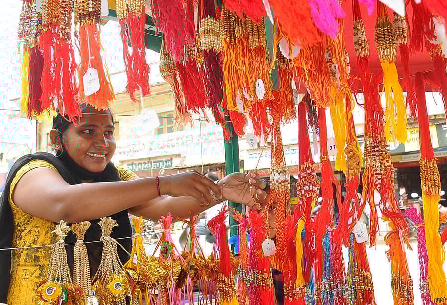 ಹಾವೇರಿ ನಗರದಲ್ಲಿ ಭಾನುವಾರ ಮಹಿಳೆಯೊಬ್ಬರು ರಾಖಿ ಖರೀದಿಸುತ್ತಿದ್ದ ದೃಶ್ಯ 