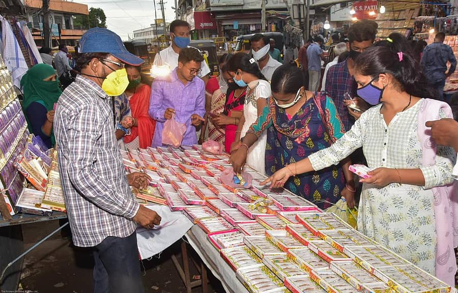 ಕಲಬುರ್ಗಿಯಲ್ಲಿ ಭಾನುವಾರ ಹೆಣ್ಣುಮಕ್ಕಳು ರಾಖಿ ಖರೀದಿಸಿದರು