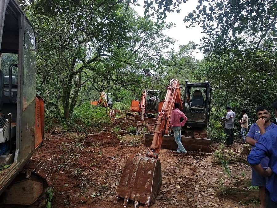 ತೀರ್ಥಹಳ್ಳಿ ತಾಲ್ಲೂಕಿನ ಎಡಗುಡ್ಡೆಯ ಗೇರು ನೆಡುತೋಪಿನಲ್ಲಿ ಶನಿವಾರ ಯಂತ್ರಗಳನ್ನು ಬಳಸುತ್ತಿರುವುದು ಕಂಡುಬಂತು