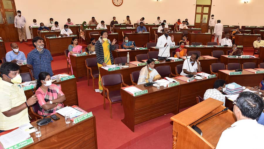 ಮೈಸೂರು ಮಹಾನಗರ ಪಾಲಿಕೆಯ ನಾಲ್ವಡಿ ಕೃಷ್ಣರಾಜ ಒಡೆಯರ್ ಸಭಾಂಗಣದಲ್ಲಿ ಸೋಮವಾರ ನಡೆದ ಸಭೆಯಲ್ಲಿ ಸದಸ್ಯರು ಮಾತನಾಡಿದರು