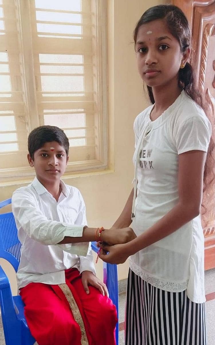 ಬಾಗೇಪಲ್ಲಿಯ ಕುಂಬಾರಪೇಟೆಯ ಜಿ.ಸಿ ಶ್ರೇಯಾ ಸಹೋದರ ವಿಶ್ವಾಸ್ನಿಗೆ ರಾಖಿ ಕಟ್ಟಿದರು.