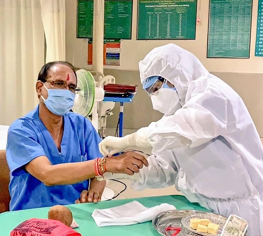 ಆಸ್ಪತ್ರೆಯ ಕೋವಿಡ್ ಆರೈಕೆ ವಿಭಾಗದಲ್ಲಿ ನರ್ಸ್ ಆಗಿ ಕಾರ್ಯನಿರ್ವಹಿಸುತ್ತಿರುವ ಸರೋಜ ಅವರು ಶಿವರಾಜ್ ಸಿಂಗ್ ಚೌಹಾಣ್ ಅವರಿಗೆ ರಾಖಿ ಕಟ್ಟಿದರು. ಈ ಚಿತ್ರವನ್ನು ಚೌಹಾಣ್ ಟ್ವಿಟರ್ನಲ್ಲಿ ಅಪ್ಲೋಡ್ ಮಾಡಿದ್ದಾರೆ.