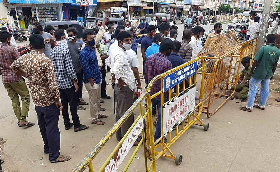 ಹಿರಿಯೂರಿನ ನೆಹರೂ ವೃತ್ತದಲ್ಲಿ ಸೀಲ್ಡೌನ್ ವಿಚಾರದಲ್ಲಿ ನಗರಸಭೆ ಸಿಬ್ಬಂದಿ ಜತೆ ವಾಗ್ವಾದಕ್ಕೆ ಇಳಿದಿರುವ ವರ್ತಕರು