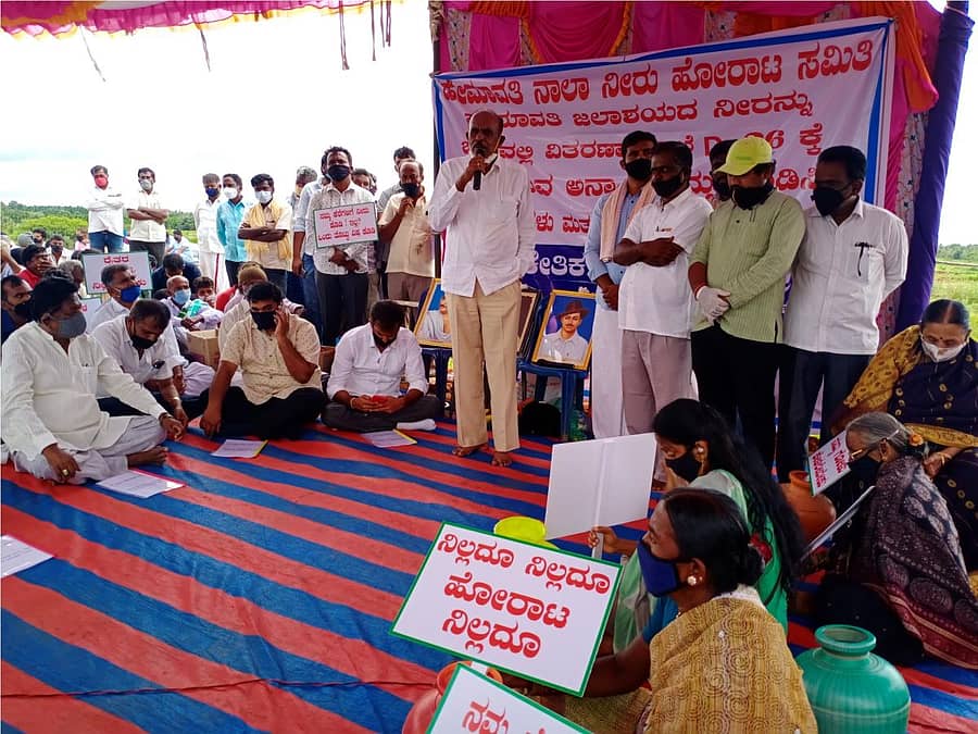 ಕುಣಿಗಲ್ ತಾಲ್ಲೂಕು ದೊಡ್ಡಮಧುರೆ ಕೆರೆಗೆ ನೀರು ಹರಿಸುವಂತೆ ಆಗ್ರಹಿಸಿ ನಡೆದ ಪ್ರತಿಭಟನೆಯಲ್ಲಿ ಜೆಡಿಎಸ್ ಮುಖಂಡ ಡಿ.ನಾಗರಾಜಯ್ಯ ಮಾತನಾಡಿದರು. ತುರುವೇಕೆರೆ ಜೆಡಿಎಸ್ ಮುಖಂಡ ಎಂ.ಟಿ.ಕೃಷ್ಣಪ್ಪ, ವಿಧಾನ ಪರಿಷತ್ ಸದಸ್ಯ ಕಾಂತರಾಜು ಇದ್ದಾರೆ