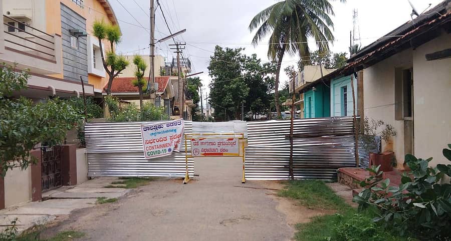 ಚಿಕ್ಕನಾಯಕನಹಳ್ಳಿವಿದ್ಯಾನಗರದ 1ನೇ ಕ್ರಾಸ್ನಲ್ಲಿ ವ್ಯಕ್ತಿ ಒಬ್ಬರಲ್ಲಿ ಕೊರೊನಾ ದೃಢವಾಗದ್ದು ಆ ಪ್ರದೇಶವನ್ನು ಸೀಲ್ಡೌನ್ ಮಾಡಲಾಗಿದೆ
