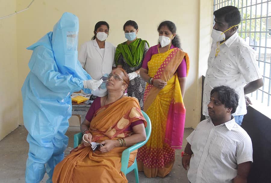 ಶಿವಮೊಗ್ಗದ ಹೊಸಮನೆ ಬಡಾವಣೆಯಲ್ಲಿ ಸೋಮವಾರ ಆರೋಗ್ಯ ಇಲಾಖೆಯಿಂದ ಸಾರ್ವಜನಿಕರಿಗೆ ಗಂಟಲು ದ್ರವ ಪರೀಕ್ಷೆ ನಡೆಸಲಾಯಿತು.