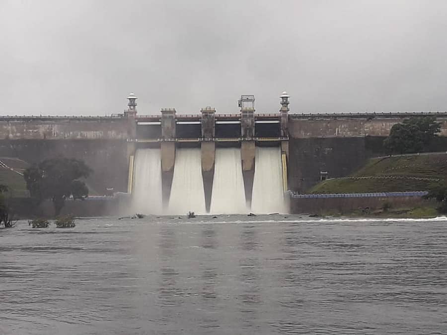ಕುಶಾಲನಗರ ಸಮೀಪದ ಹಾರಂಗಿ ಜಲಾಶಯದಿಂದ ಹೆಚ್ಚುವರಿ ನೀರನ್ನು ಸೋಮವಾರ ನದಿಗೆ ಹರಿಬಿಡಲಾಯಿತು
