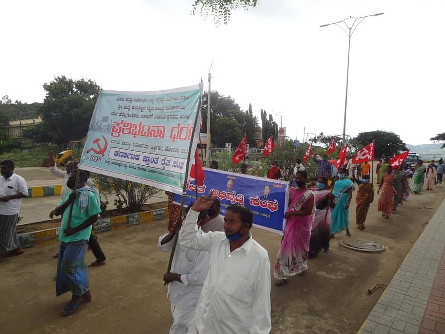 ಮನೆ ತೆರವುಗೊಳಿಸಲು ನೋಟಿಸ್ ನೀಡಿರುವುದನ್ನು ಖಂಡಿಸಿ ಮಹದೇಶ್ವರ ಬೆಟ್ಟದಲ್ಲಿ ಸೋಮವಾರ ಪ್ರತಿಭಟನೆ ನಡೆಯಿತು