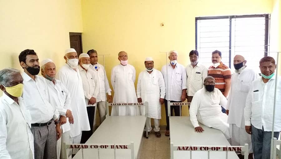 ಹುಬ್ಬಳ್ಳಿ ಅಂಜುಮನ್ ಹಾಲ್ ಬಳಿಯ ಹಾಸ್ಟೆಲ್ನಲ್ಲಿ ಸಿದ್ಧಪಡಿಸಲಾದ ಕೋವಿಡ್ ಕೇರ್ ಕೇಂದ್ರವನ್ನು ಅಂಜುಮನ್ ಸಂಸ್ಥೆ ಪದಾಧಿಕಾರಿಗಳು ಪರಿಶೀಲಿಸಿದರು