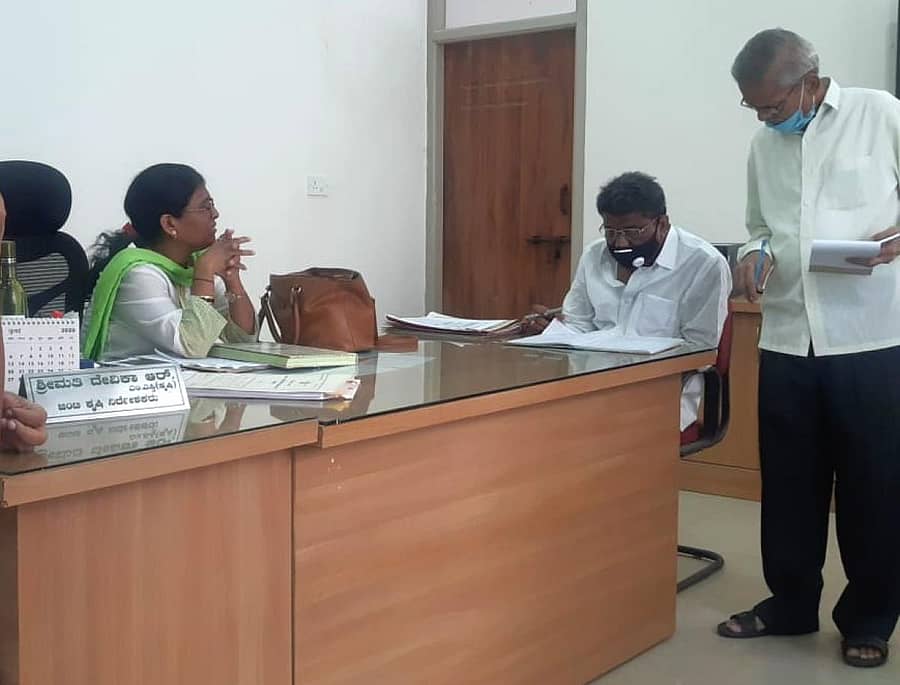 ಯಾದಗಿರಿಯ ಕೃಷಿ ಇಲಾಖೆಗೆ ಜಿಲ್ಲಾ ಪಂಚಾಯಿತಿ ಅಧ್ಯಕ್ಷ ಬಸನಗೌಡ ಯಡಿಯಾಪುರ ದಿಢೀರ್ ಭೇಟಿ ನೀಡಿ ಹಾಜರಾತಿ ಪರಿಶೀಲಿಸಿದರು