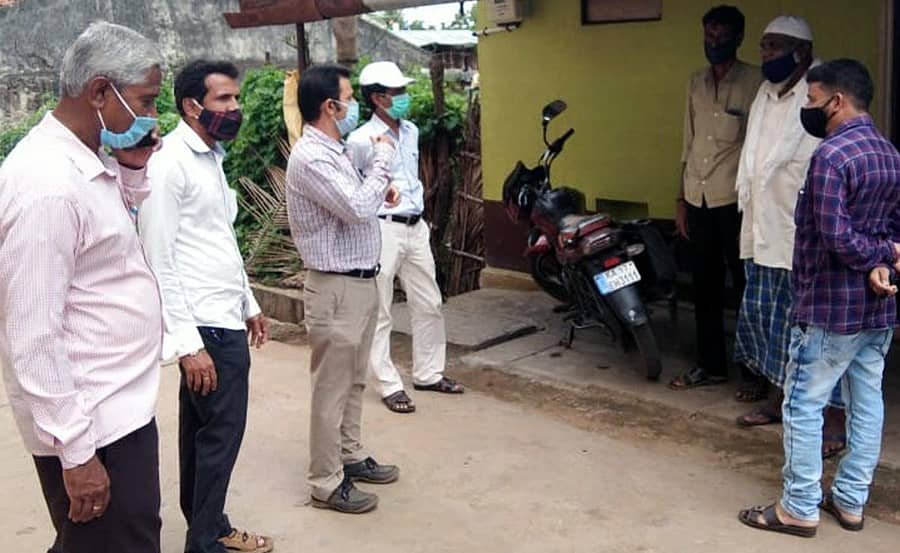 ಕೊರೊನಾ ಪರೀಕ್ಷೆ ಮಾಡಿಸಿಕೊಳ್ಳುವಂತೆ ಮಲೇಬೆನ್ನೂರು ಪಟ್ಟಣದಲ್ಲಿ ಜನರನ್ನು ಸೋಮವಾರ ಪುರಸಭೆ ಹಾಗೂ ಆರೋಗ್ಯ ಇಲಾಖೆ ಸಿಬ್ಬಂದಿ ಮನವೊಲಿಸಿದರು