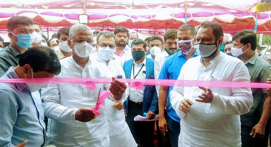 ಅಥಣಿಯಲ್ಲಿ ಆರಂಭವಾಗಿರುವ ಆರ್ಟಿಒ ಕಚೇರಿಯನ್ನು ಉಪಮುಖ್ಯಮಂತ್ರಿ ಲಕ್ಷ್ಮಣ ಸವದಿ ಹಾಗೂ ಜವಳಿ ಸಚಿವ ಶ್ರೀಮಂತ ಪಾಟೀಲ ಉದ್ಘಾಟಿಸಿದರು