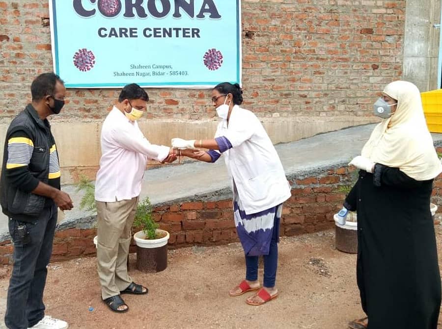 ಬೀದರ್‌ನ ಶಹಾಪುರ ಗೇಟ್ ಬಳಿಯ ಶಾಹೀನ್ ಹಾಸ್ಟೆಲ್‍ನಲ್ಲಿ ಇರುವ ಕೋವಿಡ್ ಕೇರ್‌ ಸೆಂಟರ್‌ನಲ್ಲಿ ವಾರ್ತಾ ಮತ್ತು ಸಾರ್ವಜನಿಕ ಸಂಪರ್ಕ ಇಲಾಖೆಯ ಸಿಬ್ಬಂದಿ ವಿಜಯಕೃಷ್ಣ ಸೋಲಪುರ ಅವರಿಗೆ ಮನ್ನಳ್ಳಿ ಪ್ರಾಥಮಿಕ ಆರೋಗ್ಯ ಕೇಂದ್ರದ ಶುಶ್ರೂಷಾಧಿಕಾರಿ ಶಕುಂತಲಾ ಶಿರೋಮಣಿ ರಾಖಿ ಕಟ್ಟಿದರು