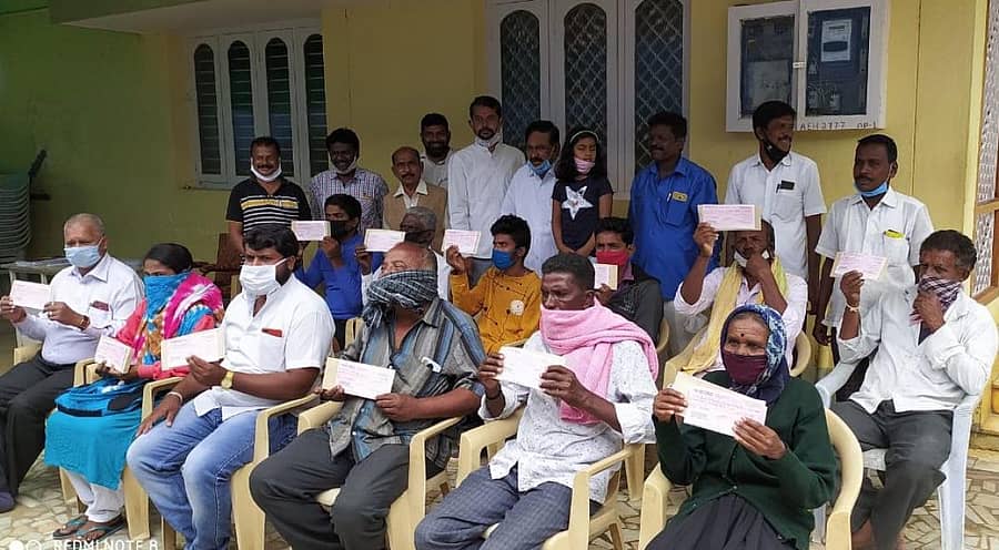 ಶಾಸಕ ಕೆ.ಶ್ರೀನಿವಾಸಗೌಡ ಕೋಲಾರದಲ್ಲಿ ಸೋಮವಾರ ಬಡ ಜನರ ಚಿಕಿತ್ಸೆಗೆ ಇಫ್ಕೋ ಟೋಕಿಯೊ ಸಂಸ್ಥೆ ವತಿಯಿಂದ ಹಣಕಾಸು ನೆರವಿನ ಚೆಕ್ ವಿತರಿಸಿದರು.