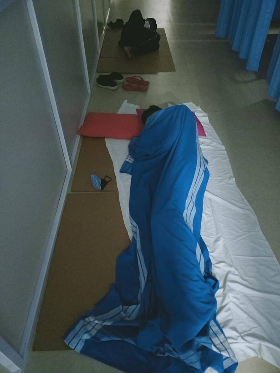 ಹಾಸನದ ಹಿಮತ್ ಸಿಂಗ್ ಕಾ ಕಾರ್ಖಾನೆಯಲ್ಲಿ ಸೋಂಕಿತ ಕಾರ್ಮಿಕರು ಹಾಸಿಗೆ ಇಲ್ಲದೇ ನೆಲದ ಮೇಲೆ ಮಲಗಿರುವ ದೃಶ್ಯ