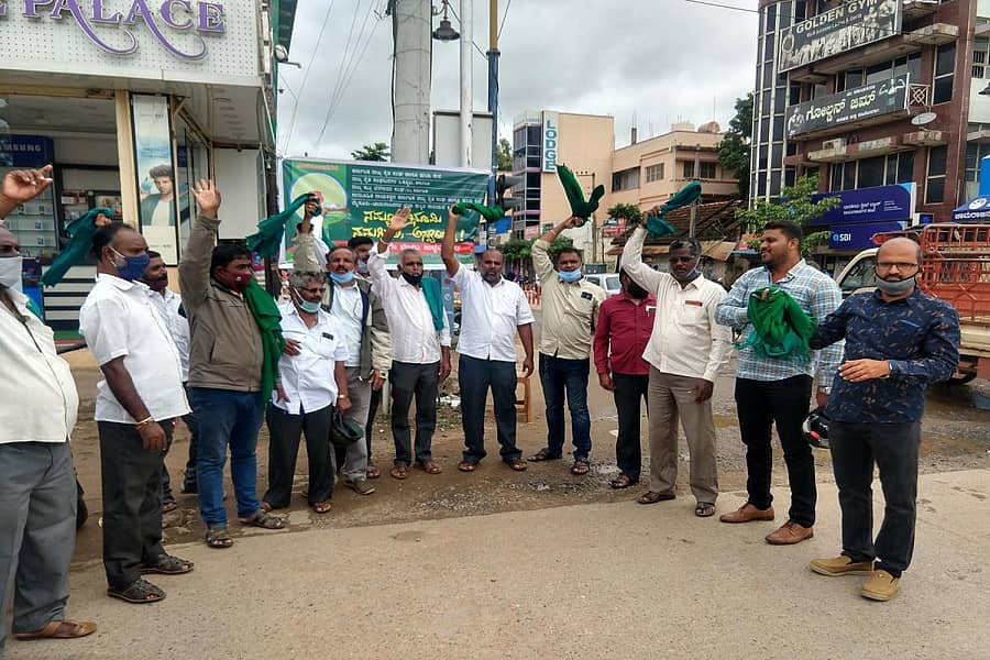 ರೈತಸಂಘದ ಪ್ರತಿನಿಧಿಗಳು ಚಾಮರಾಜನಗರದ ಭುವನೇಶ್ವರಿ ವೃತ್ತದಲ್ಲಿ ಪ್ರತಿಭಟನೆ ನಡೆಸಿದರು