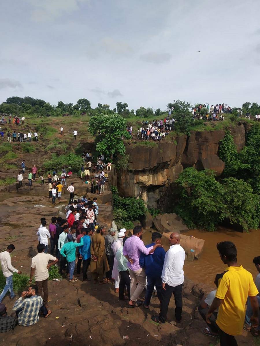 ಚಿಂಚೋಳಿ ತಾಲ್ಲೂಕು ಸಂಗಾಪುರ ಬಳಿಯ ಎತ್ತಿಪೋತೆ ಜಲಪಾತದಲ್ಲಿ ಸೋಮವಾರ ಸಾವನ್ನಪ್ಪಿದ ಯುವಕಮ ಶವ ಹುಡುಕುವ ಕಾರ್ಯಾಚರಣೆ ವೀಕ್ಷಿಸುತ್ತಿರುವ ಜನ