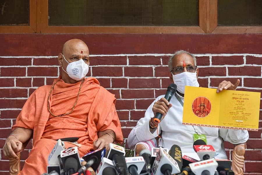 ಶ್ರೀರಾಮ ಜನ್ಮಭೂಮಿ ತೀರ್ಥ ಕ್ಷೇತ್ರ ಟ್ರಸ್ಟ್ನ ಪ್ರಧಾನ ಕಾರ್ಯದರ್ಶಿ ಚಂಪತ್ ರಾಯ್ (ಬಲ) ಅವರು ಸುದ್ದಿಗೋಷ್ಠಿಯ ವೇಳೆ ಮಾಧ್ಯಮದವರಿಗೆ ಕಾರ್ಯಕ್ರಮದ ಕುರಿತ ಮಾಹಿತಿ ನೀಡಿದರು –ಪಿಟಿಐ ಚಿತ್ರ