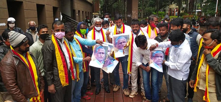 ಅಥಣಿ ತಾಲ್ಲೂಕಿನಲ್ಲಿ ನಡೆದ ಕಾರ್ಯಕ್ರಮದಲ್ಲಿ ಮರಾಠಿಯಲ್ಲಿ ಭಾಷಣ ಮಾಡಿದ ಜವಳಿ ಸಚಿವ ಶ್ರೀಮಂತ ಪಾಟೀಲ ವಿರುದ್ಧ ಕ್ರಮ ಕೈಗೊಳ್ಳುವಂತೆ ಆಗ್ರಹಿಸಿ ಕರವೇ ಜಿಲ್ಲಾ ಘಟಕದ ಸದಸ್ಯರು ಬೆಳಗಾವಿಯ ಜಿಲ್ಲಾಧಿಕಾರಿ ಕಚೇರಿ ಆವರಣದಲ್ಲಿ ಮಂಗಳವಾರ ಪ್ರತಿಭಟನೆ ನಡೆಸಿದರು