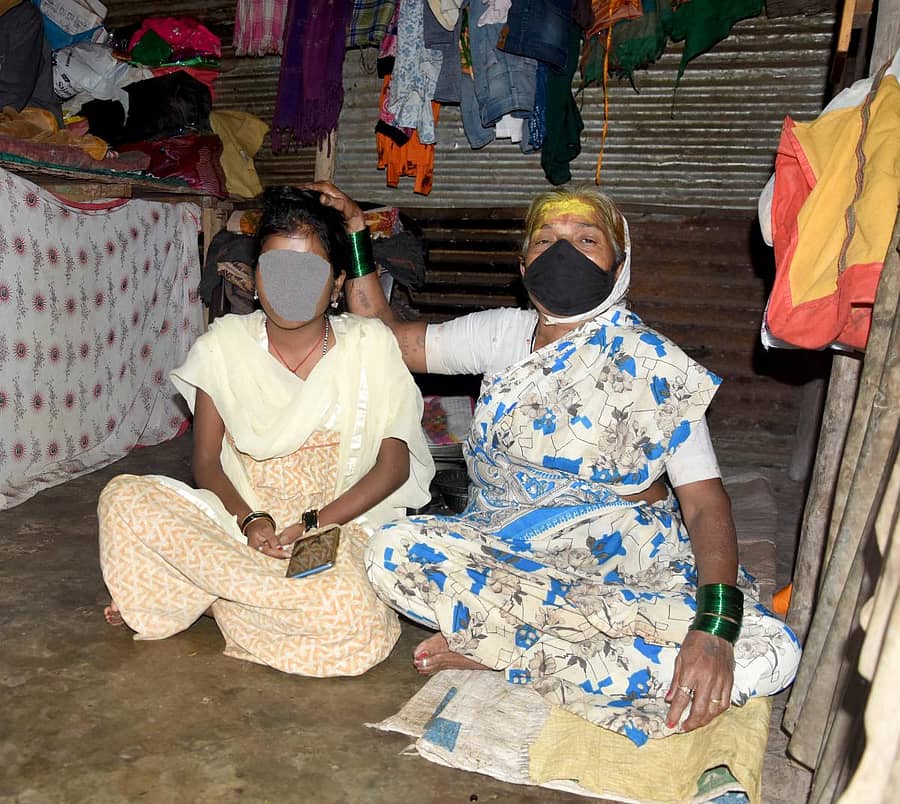 ತನ್ನ ಮಗಳೊಂದಿಗೆ ಜೋಗತಿ ಸರೋಜಿನಿ ಬೇವಿನಕಟ್ಟಿ.