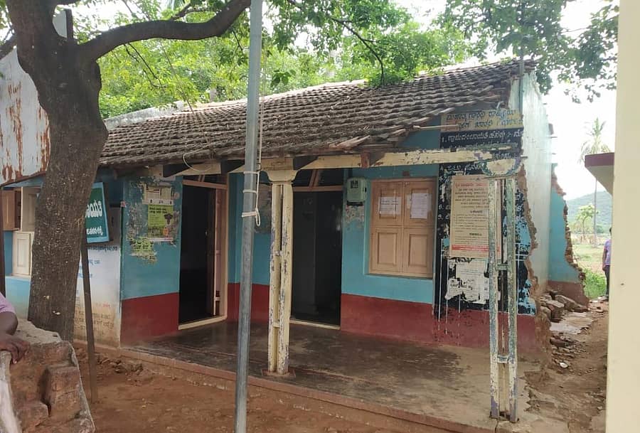 ಹನೂರು ತಾಲ್ಲೂಕಿನ ಮಾರ್ಟಳ್ಳಿ ಗ್ರಾಮದಲ್ಲಿ ಪಂಚಾಯಿತಿ ಕಚೇರಿಗೆ ಬಾಡಿಗೆಗೆ ನೀಡಿರುವ ಸೇಂಟ್ ಮೇರಿಸ್ ಯೂತ್ ಕ್ಲಬ್ಗೆ ಸೇರಿದ ಕಟ್ಟಡ