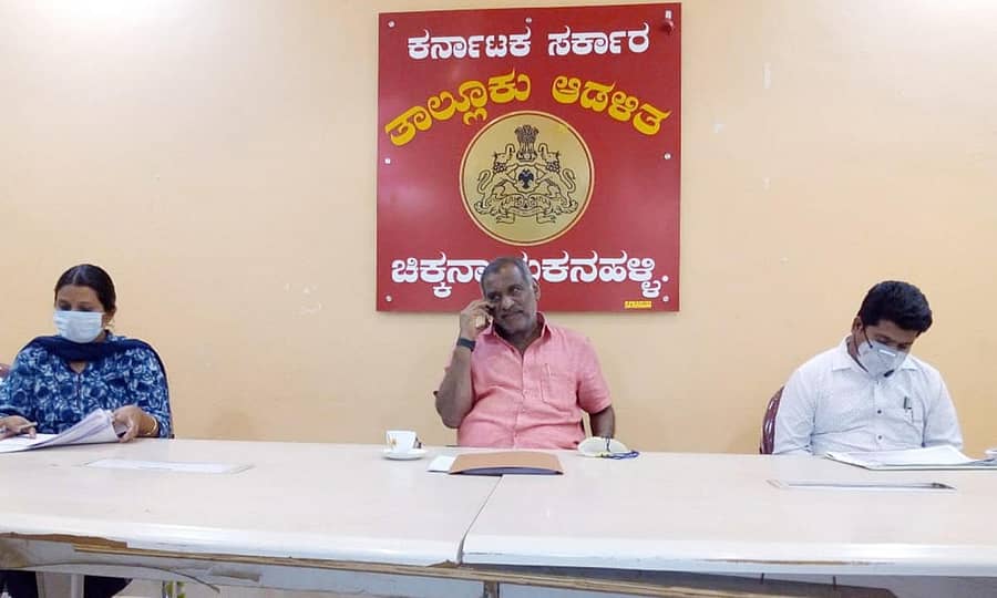 ಚಿಕ್ಕನಾಯಕನಹಳ್ಳಿಯ ತಾಲೂಕು ಕಚೇರಿಯಲ್ಲಿ ಕೋವಿಡ್-19 ಬಗ್ಗೆ ಜಿಲ್ಲಾ ಉಸ್ತುವಾರಿ ಸಚಿವ ಜೆ.ಸಿ.ಮಾಧುಸ್ವಾಮಿಯವರ ಅಧ್ಯಕ್ಷತೆಯಲ್ಲಿ ತಾಲೂಕು ಮಟ್ಟದ ಅಧಿಕಾರಿಗಳ ಸಭೆ ನಡೆಯಿತು, ತಹಶೀಲ್ದಾರ್ ತೇಜಸ್ವಿನಿ, ತಾ.ಪಂ.ಕಾರ್ಯನಿರ್ವಹಣಾಧಿಕಾರಿ ಅಥಿಕ್ ಪಾಷ ಸೇರಿದಂತೆ ತಾಲೂಕು ಮಟ್ಟದ ಅಧಿಕಾರಿಗಳು ಉಪಸ್ಥಿತರಿದ್ದರು.