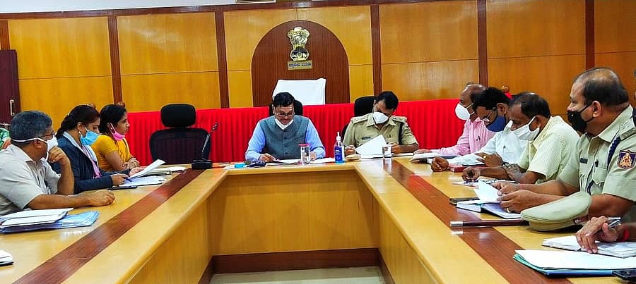 ಸ್ವಾತಂತ್ರ್ಯ ದಿನಾಚರಣೆ ಸಂಬಂಧ ದಾವಣಗೆರೆಯ ಜಿಲ್ಲಾಧಿಕಾರಿ ಕಚೇರಿಯಲ್ಲಿ ಮಂಗಳವಾರ ನಡೆದ ಪೂರ್ವ ಸಿದ್ಧತಾ ಸಭೆಯಲ್ಲಿ ಜಿಲ್ಲಾಧಿಕಾರಿ ಮಹಾಂತೇಶ ಬೀಳಗಿ, ಜಿಲ್ಲಾ ಪೊಲೀಸ್ ವರಿಷ್ಠಾಧಿಕಾರಿ ಹನುಮಂತರಾಯ ಅವರೂ ಇದ್ದರು.