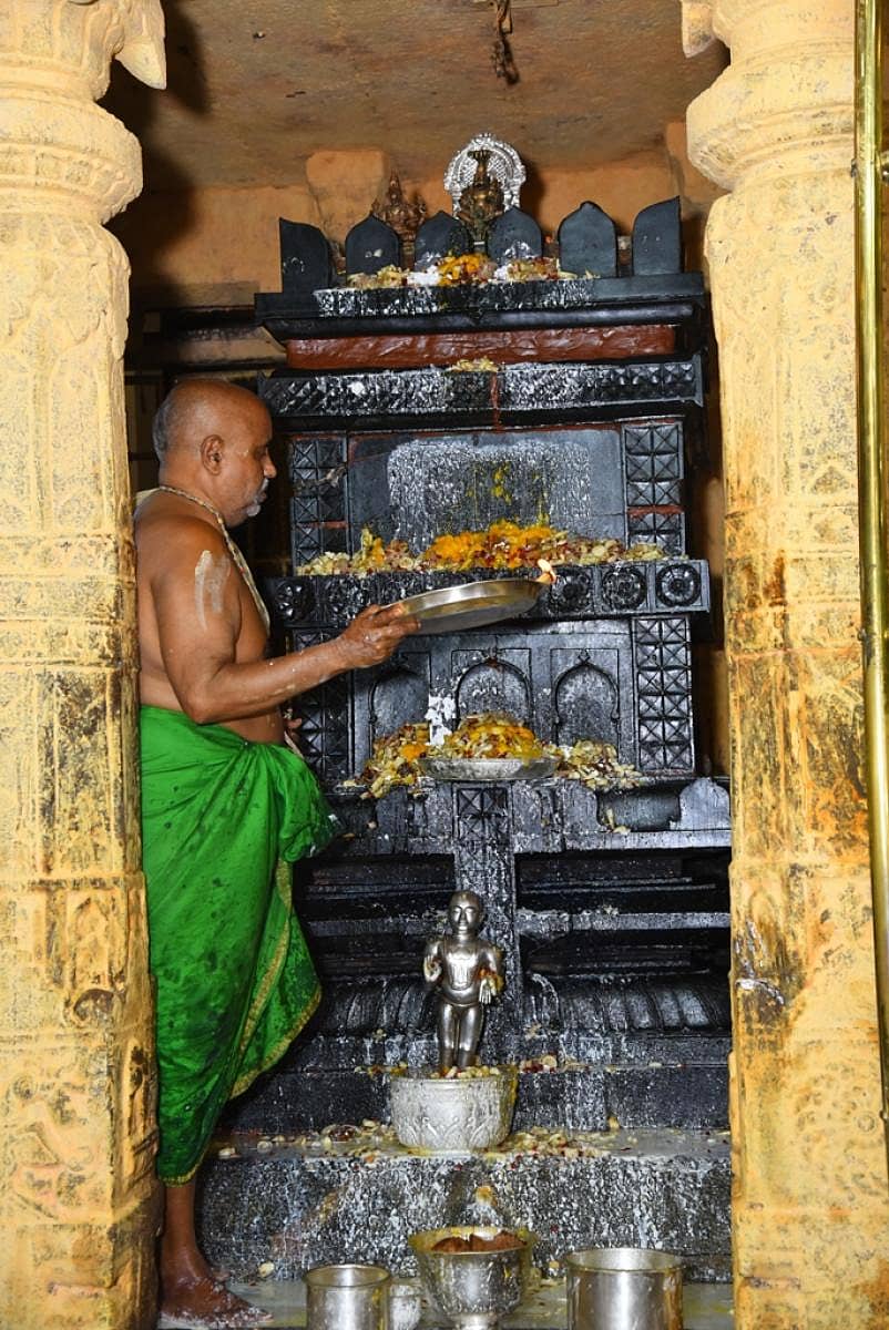 ಮಂತ್ರಾಲಯದಲ್ಲಿ ಶ್ರೀರಾಘವೇಂದ್ರ ಸ್ವಾಮಿಗಳ 349ನೇ ಆರಾಧನಾ ಮಹೋತ್ಸವದ ಪೂರ್ವಾರಾಧನೆ ದಿನದಂದು ಮಂಗಳವಾರ ಶ್ರೀರಾಯರ ಮೂಲಬೃಂದಾವನಕ್ಕೆ ಪಂಚಾಮೃತಾಭಿಷೇಕ ನೆರವೇರಿಸಲಾಯಿತು