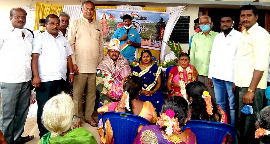 ಚನ್ನರಾಯಪಟ್ಟಣ ಹೋಬಳಿ ನಲ್ಲೂರು ರೇಷ್ಮೆ ಬೆಳೆಗಾರರ ರೈತರ ಸೇವಾ ಸಂಘದ ಆವರಣದಲ್ಲಿ, ಗಡಿ ಭದ್ರತಾಪಡೆಯಲ್ಲಿ 24 ವರ್ಷ ಸೇವೆ ಸಲ್ಲಿಸಿ ನಿವೃತ್ತಿ ಹೊಂದಿದ ನಲ್ಲೂರು ಚನ್ನಕೇಶವ ಅವರನ್ನು ಗ್ರಾಮಸ್ಥರು ಅಭಿನಂದಿಸಿದರು