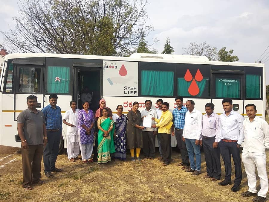 ವಿಜಯಪುರ ಸರ್ಕಾರಿ ಜಿಲ್ಲಾಸ್ಪತ್ರೆಯ ವೈದ್ಯಕೀಯ ಸಿಬ್ಬಂದಿ ವಾಹನದಲ್ಲಿ ಹಳ್ಳಿ, ಹಳ್ಳಿಗಳಿಗೆ ತೆರಳಿ ರಕ್ತ ಸಂಗ್ರಹಿಸಿ, ದಾನಿಗಳನ್ನು ಅಭಿನಂದಿಸುತ್ತಿರುವ ದೃಶ್ಯ