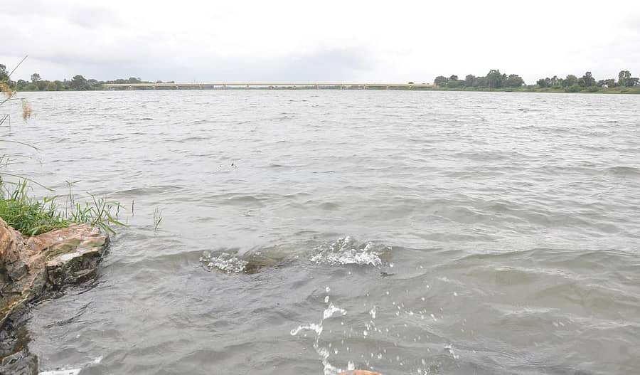 ಕೊಳ್ಳೇಗಾಲ ತಾಲ್ಲೂಕಿನಲ್ಲಿ ಹರಿಯುವ ಕಾವೇರಿ ನದಿಯಲ್ಲಿ ನಿಧಾನವಾಗಿ ನೀರಿನ ಮಟ್ಟ ಹೆಚ್ಚುತ್ತಿದೆ
