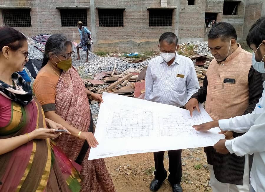 ಅಕ್ಕಮಹಾದೇವಿ ಮಹಿಳಾ ವಿವಿ ಕುಲಪತಿ ಪ್ರೊ.ಓಂಕಾಕ ಕಾಕಡೆ, ಕುಲಸಚಿವೆ ಪ್ರೊ.ಸುನಂದಮ್ಮ ಮಂಡ್ಯ ಹೊರಾವರಣ ಕೇಂದ್ರದ ಕಾಮಗಾರಿ ಪರಿಶೀಲಿಸಿದರು