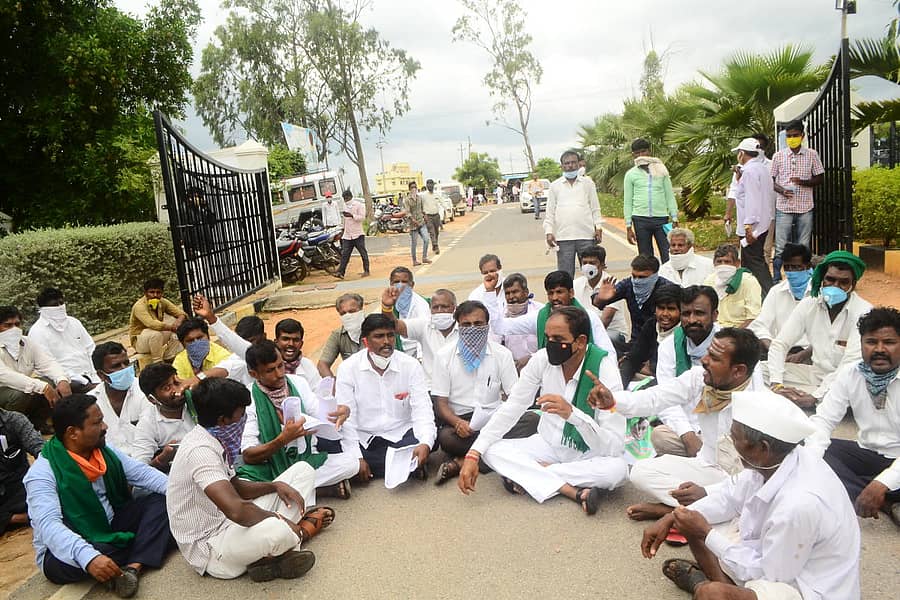 ವಡಗೇರಾ ತಾಲ್ಲೂಕಿನ ತುಮಕೂರಿನ ಕೋರ್ ಗ್ರೀನ್ ಸಕ್ಕರೆ ಕಾರ್ಖಾನೆಯಿಂದ ಕಬ್ಬಿನ ಬಾಕಿ ಪಾವತಿಗೆ ಕ್ರಮ ವಹಿಸುವಂತೆ ರೈತರು ಜಿಲ್ಲಾಧಿಕಾರಿ ಕಚೇರಿ ಬಳಿ ಪ್ರತಿಭಟನೆ ನಡೆಸಿದರು