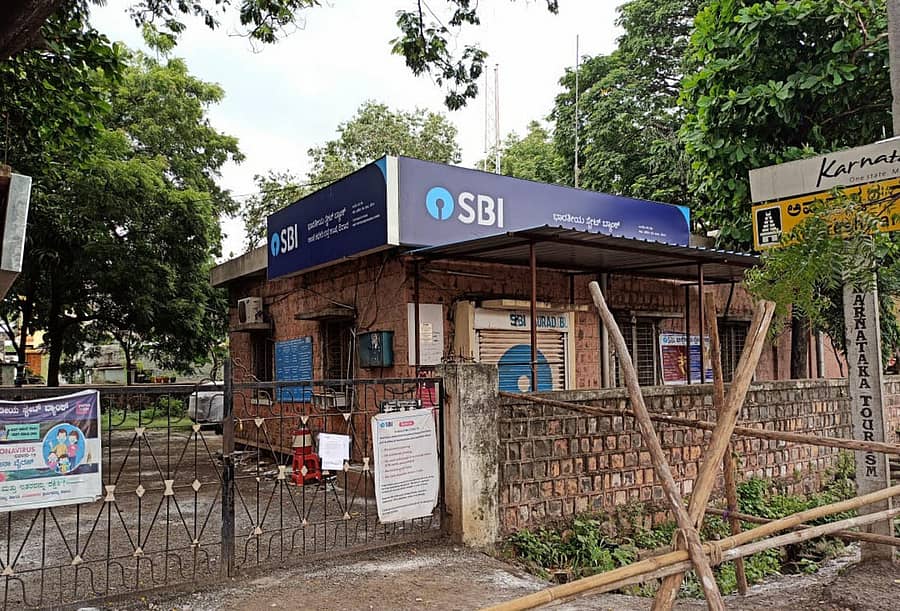 ಔರಾದ್‌ನ ಎಸ್‌ಬಿಐ ಬ್ಯಾಂಕಿನ ಸಿಬ್ಬಂದಿಯೊಬ್ಬರಿಗೆ ಕೋವಿಡ್‌ ಸೋಂಕು ತಗುಲಿದ ಕಾರಣ ಬ್ಯಾಂಕ್‌ ಸೀಲ್‌ಡೌನ್‌ ಮಾಡಲಾಗಿದೆ