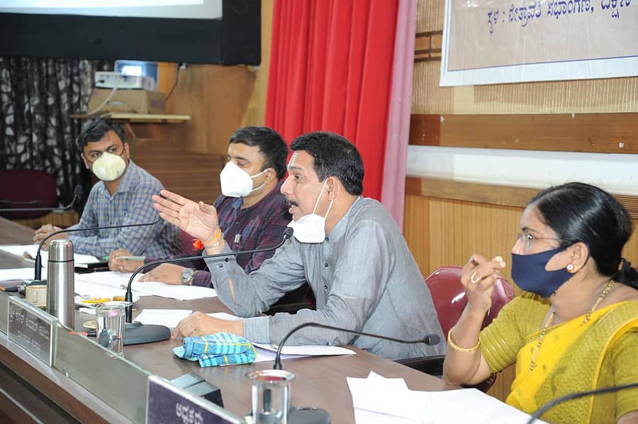 ದಕ್ಷಿಣ ಕನ್ನಡ ಜಿಲ್ಲಾ ಪಂಚಾಯಿತಿಯ ನೇತ್ರಾವತಿ ಸಭಾಂಗಣದಲ್ಲಿ ಮಂಗಳವಾರ ನಡೆದ ಜಿಲ್ಲಾ ಅಭಿವೃದ್ಧಿ ಸಮನ್ವಯ ಮತ್ತು ಉಸ್ತುವಾರಿ ಸಮಿತಿ ಸಭೆಯಲ್ಲಿ ಸಂಸದ ನಳಿನ್‌ ಕುಮಾರ್‌ ಕಟೀಲ್‌ ಮಾತನಾಡಿದರು. ಜಿಲ್ಲಾ ಪಂಚಾಯಿತಿ ಸಿಇಒ ಡಾ.ಆರ್‌.ಸೆಲ್ವಮಣಿ, ಜಿಲ್ಲಾಧಿಕಾರಿ ಡಾ.ಕೆ.ವಿ.ರಾಜೇಂದ್ರ ಮತ್ತು ಜಿಲ್ಲಾ ಪಂಚಾಯಿತಿ ಅಧ್ಯಕ್ಷೆ ಮೀನಾಕ್ಷಿ ಶಾಂತಿಗೋಡು ಇದ್ದರು.– ಪ್ರಜಾವಾಣಿ ಚಿತ್ರ