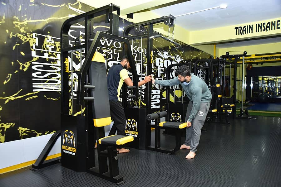 ಹುಬ್ಬಳ್ಳಿಯ ವಿಶ್ವೇಶ್ವರ ನಗರದ ಜಿಮ್ನಲ್ಲಿ ಮಂಗಳವಾರ ಸಿಬ್ಬಂದಿ ಸ್ವಚ್ಛತಾ ಕಾರ್ಯದಲ್ಲಿ ತೊಡಗಿದ್ದರು